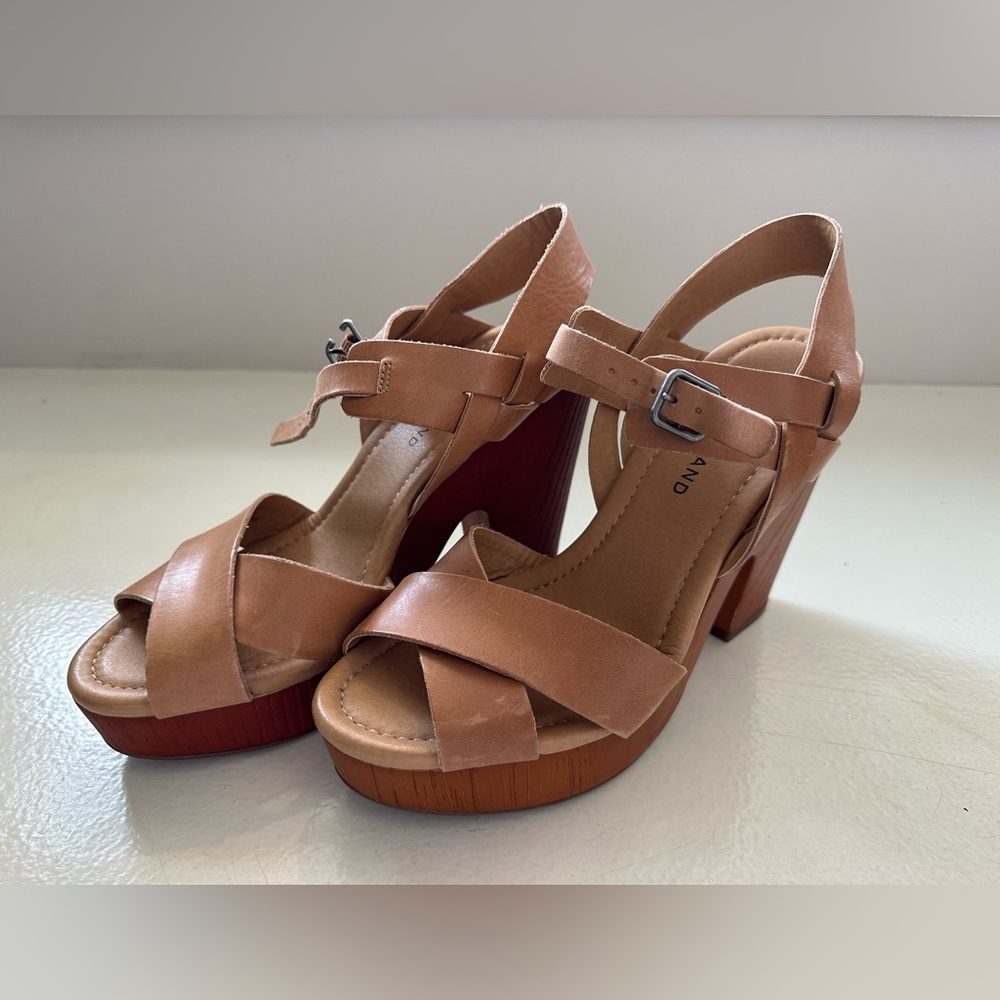Adorable Like New Lucky Brand trendy heals!